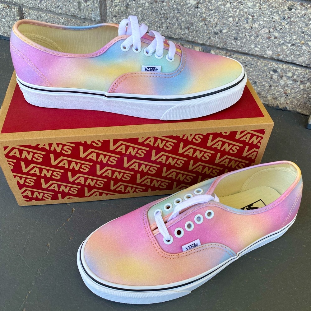 Vans Women's Low-top Sneaker, (Aura Shift) Multi/Tr Wht